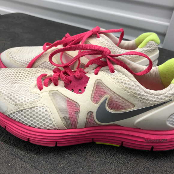 Nike Kids White/Pink Athletic Shoes Size 5.5Y - Picture 1 of 8